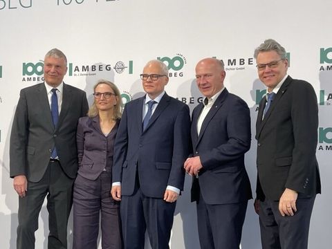 Von links nach rechts: Alexander Schirp (VME), Antje Dichter (AMBEG GmbH), Andreas Dichter (AMBEG GmbH), Bürgermeister Kai Wegner und Bezirksbürgermeister Jörn Oltmann (Bild: Bezirksamt Tempelhof-Schöneberg)