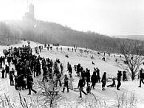 Wintervergnügen am Teufelsberg, Foto: Landesarchiv Berlin