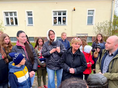 Katharina Heuer, GF Kulturcoaching gUG (mi.) und Jugendstadtrat Alexander Ewers (re.) mit Kindern und Jugendlichen auf der KreativFarm (Bild: Kulturcoaching gUG)