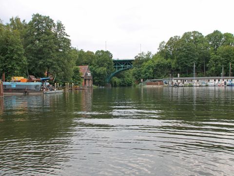 Fischereiamt Berlin an der Unterhavel. Blick von Pichelsberg auf die Stößenseebrücke. Links davon ist das Fischereiamt, rechts Stege mit Segelbooten.