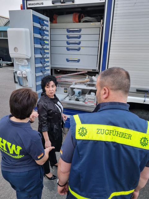 Bürgermeisterin Demirbüken-Wegner informiert sich über das Ausmaß der Verwüstungen (Bild: THW Rdf.)
