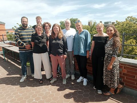 Bezirksbürgermeisterin Clara Herrmann mit den Mitarbeiter*innen des Regionalen Sozialpädagogischen Dienstes