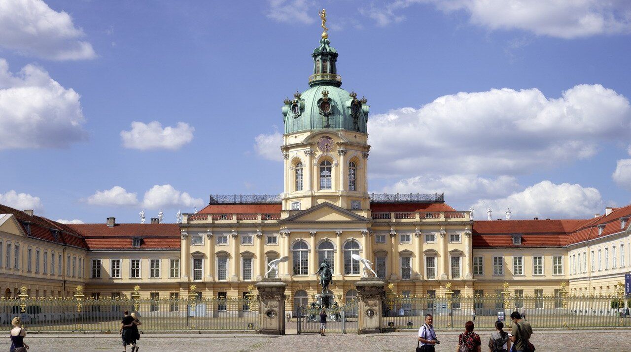 Titel: Berlin, Schloss Charlottenburg, Ansicht der Ehrenhofseite.
