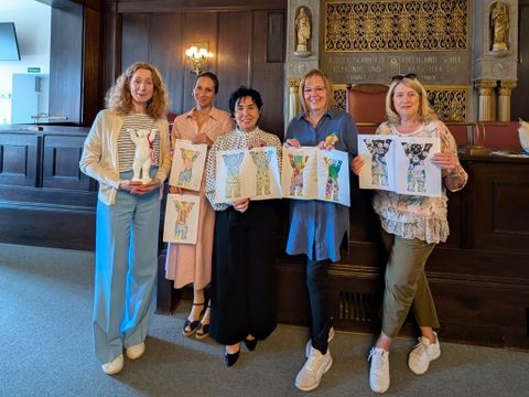 Jurysitzung mit Emine Demirbüken-Wegner (3. v.l.) und Andrea Nohut/Buddy Bär Berlin GmbH, Rebecca Ruschin/regionale Schulaufsicht, Babette Franck/Berliner Sparkasse sowie Sabine Wolters/Ausbildungsplatzpatin (v.l.) (Bild: BA Rdf)