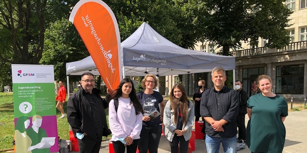 Ausbildungsvermittlung mit dem KarriereMobil und der Jugendberufsagentur