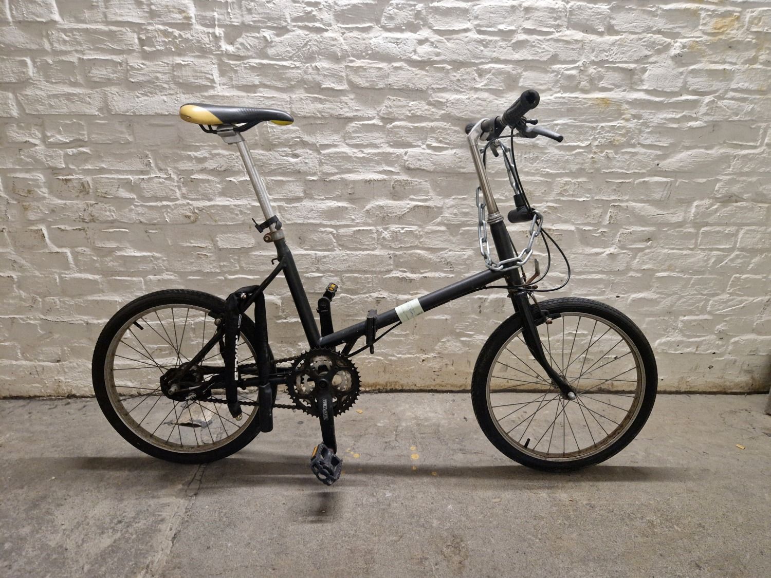 Schwarzes Klappfahrrad