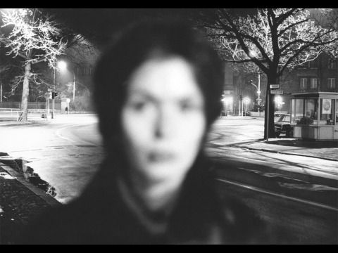 Tina, Ecke Oderberger Str., aus der Serie Unscharfe Porträts, 1986-88 (Bild: © Kurt Buchwald)