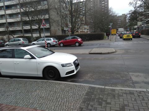 Straßenquerung - zugeparkt