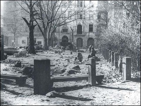 Historisches Foto - Savignyplatz mit Ruine des Eingangshäuschens, um 1945