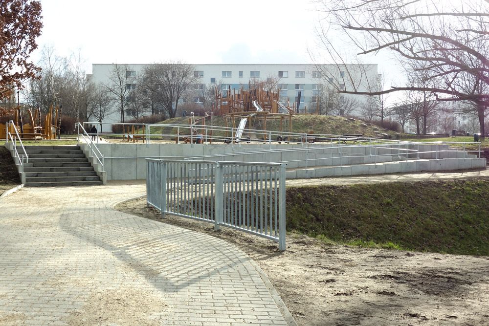 Die Treppe und die Rampe erleichtern den Zugang zum Spielplatz.