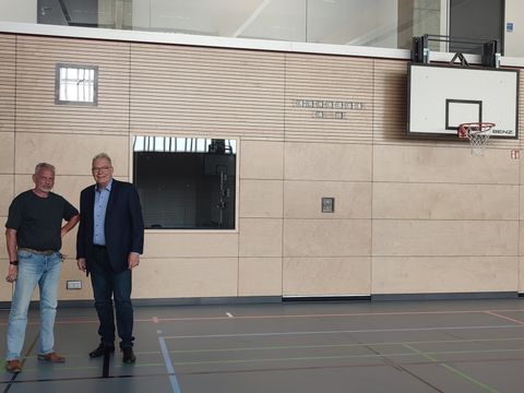 Stadtrat Muschner freut sich über die neue Sporthalle. (Bild: BA Reinickendorf)