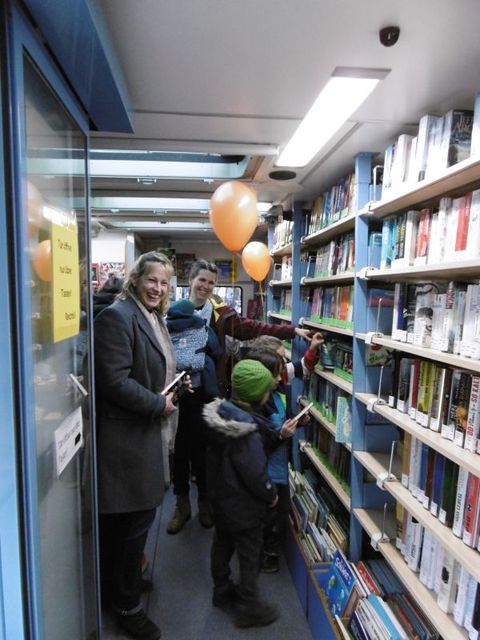 Blick ins Innere des Bücherbusses (Bild: BA Reinickendorf)