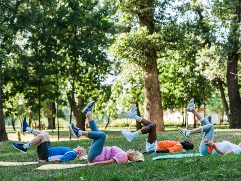 Senioren beim Training im Park