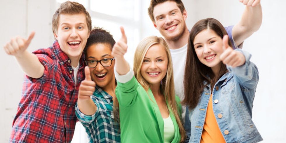 Schüler mit Daumen hoch