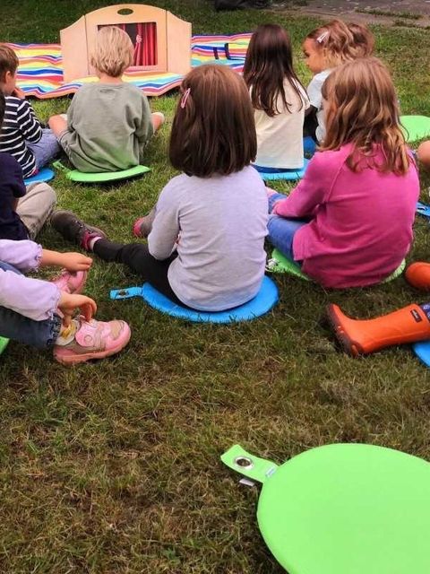 Kamishibai im Garten der Gottfried-Benn-Bibliothek