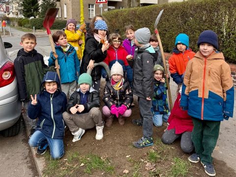 Baumpflanzung der Zebraklasse der Evangelischen Schule Pankow (Bild: SenMVKU)