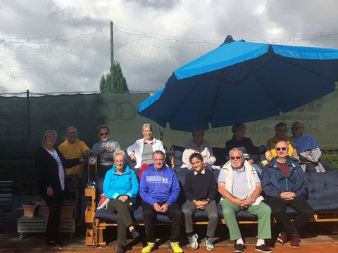 Stehend: Kerstin Köppen, Ralf Engelmann Sitzend oben von links nach rechts: Uwe Ohlendorf, Astrid Höhne, Renate Boelck, Monika Thone, Petra Gührs und Peter Gührs Sitzend unten von links nach rechts: Silvia Obenauf, Johann Knapp, Tutku Kurt, Detlef Wentd und Hinrich Westerkamp (Bild: BVV Reinickendorf)