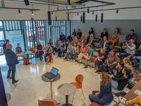 Sascha Förster (Geschäftsführer BR) begrüßt das Publikum in der „Zitadelle“ der Mall of BR (Bild: GRW Regionalmanagement)