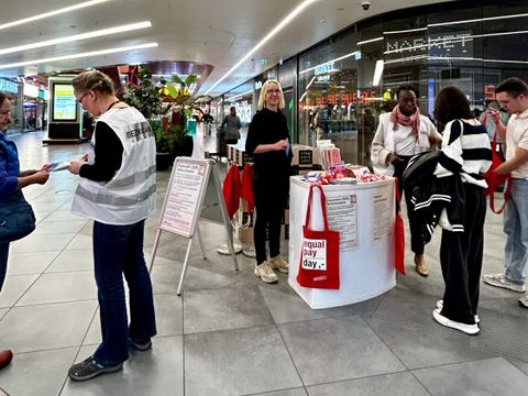 Viele interessierte Besucher*innen nutzten die Gelegenheit, sich über geschlechtsspezifische Ungerechtigkeiten in der Entlohnung und Sorgearbeit zu informieren und ins Gespräch zu kommen.