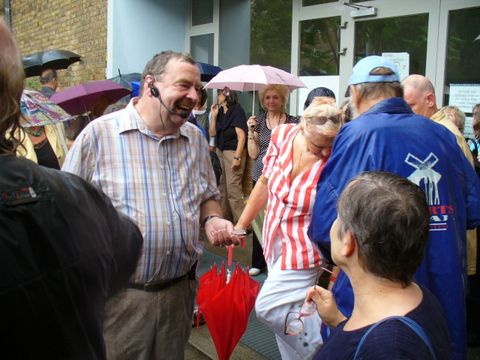 Bezirksstadtrat Joachim Krüger schlug wegen des starken Regens den Abbruch des Kiezspaziergangs vor, Foto: KHMM