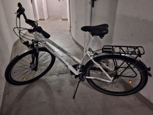 Weißes Herrenfahrrad