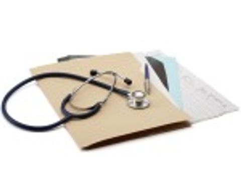 Stethoskop auf Akten liegend