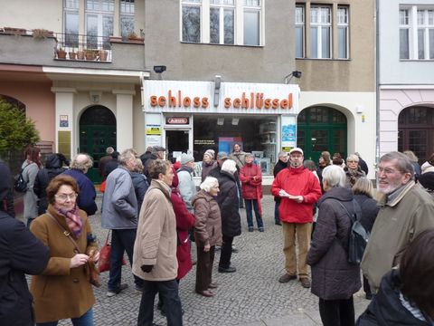 Vor dem Haus Bundesplatz 2, 10.3.2012, Foto: KHMM