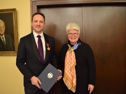 Dr. Martin Wolff erhielt am 13. Februar 2025 von Bezirksbürgermeisterin Stefanie Remlinger den Verdienstorden der Bundesrepublik Deutschland im Auftrag von Bundespräsident Frank-Walter Steinmeier.