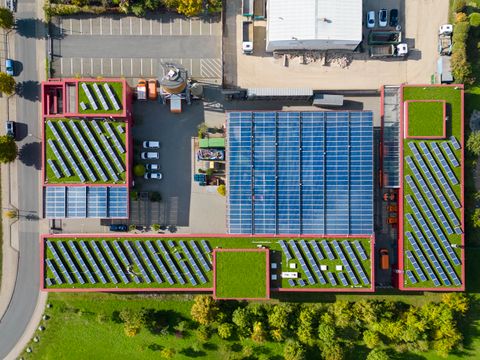 Solarpanele auf Dächern aus der Vogelperspektive