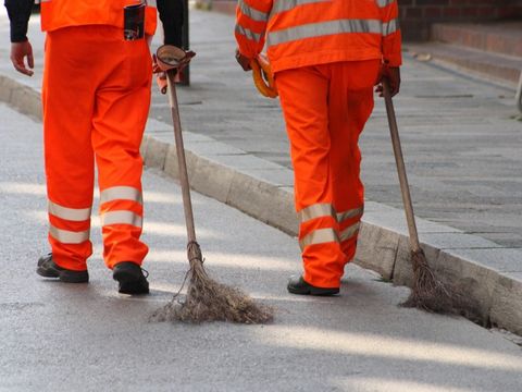 Straßenkehrer im Einsatz