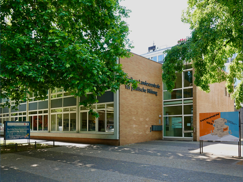 Außenansicht des Standorts Amerika Haus der Berliner Landeszentrale für politische Bildung