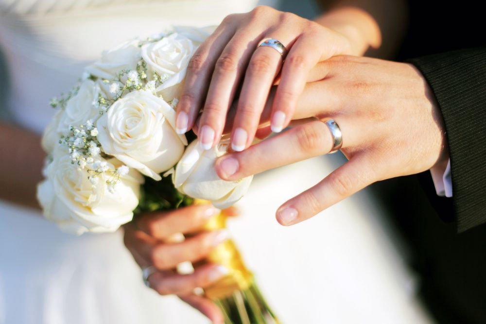 Hände eines Hochzeitpaares