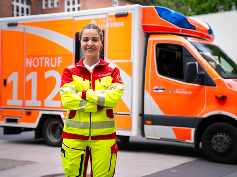 Carla vor einen Rettungswagen