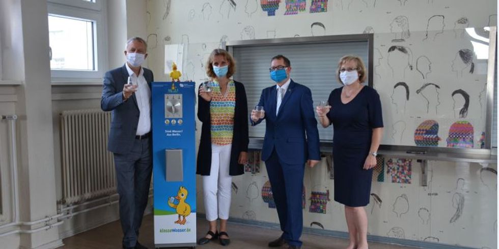 Bezirksbürgermeister Igel weiht gemeinsam mit Herrn Bruckmann, Frau Vogt und Frau Flader den neuen Trinkwasserspender in der Kiefholz-Grundschule ein