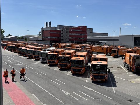 Müllfahrzeuge auf dem BSR-Hof Gradestraße - Vogelperspektive