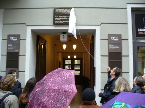 Enthüllung der Tafel durch den Hausbesitzer, Herrn Maruhn, mit Gästen aus Israel, 21.3.2007, Foto: KHMM