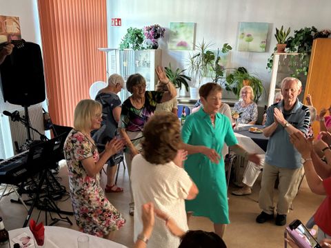 Musiker Danilo Rogoli spielt - auf dem Stuhl stehend - Evergreens und Italo-Pop für die Gäste des Sommerfestes