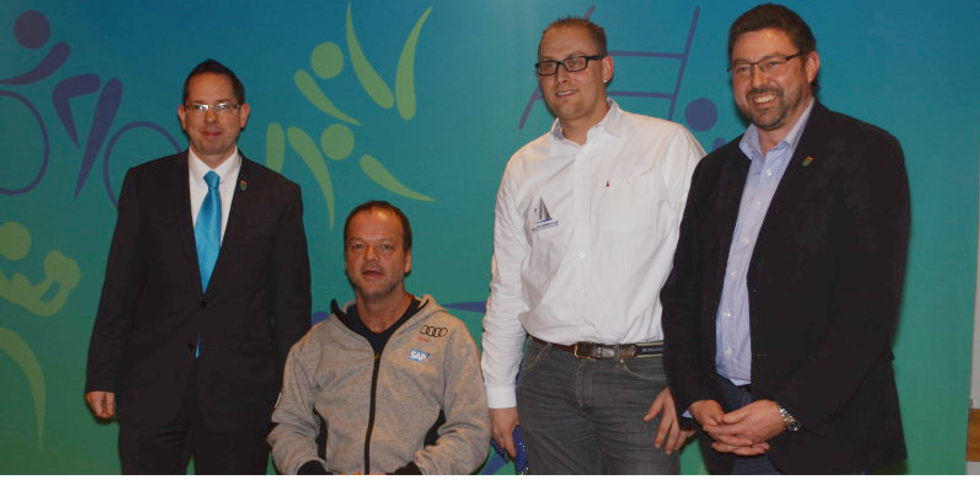 Sportlerehrung 2014 (v.l.n.r. Bezirksbürgermeister Oliver, Paralympsieger Robert Prem, Daniel Bauer und Bezirksstadtrat Michael Vogel)