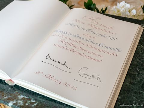 Die Unterschriften von Charles und Camilla im Goldenen Buch