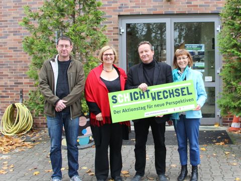 Begrüßungskomitee zum Schichtwechsel: v.l.n.r.: Ronald Zocha, Betriebsstättenleiter L-Werk, Angelika Schöttler, Bezirksbürgermeisterin, Stephan Kersten, Öffentlichkeitsarbeit L-Werk, Franziska Schneider, Bezirksbeauftragte für Menschen mit Behinderung (Bild: Pressestelle BA Tempelhof-Schöneberg)