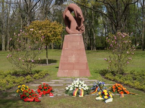 Kränze zum 8.Mai am Denkmal neben dem Reinickendorfer Rathaus (Bild: BA Reinickendorf)