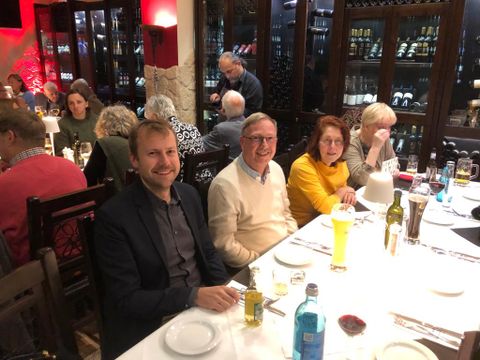 7. Dezember 2023: Bezirksstadtrat Patrick Steinhoff bei der Weihnachtsfeier des Städtepartnerschaftsvereins; rechts daneben der langjährige BVV-Verordnete Rolf Breidenbach mit Gattin
