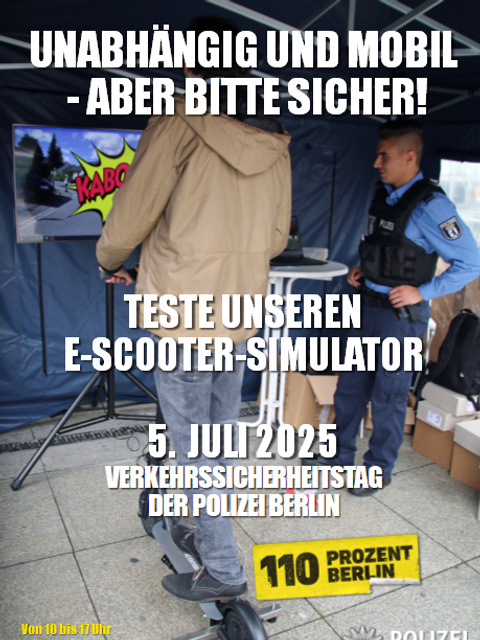 Test unseren E-Scooter-Simulator, eine Person am Simulator mit Polizisten - 5. Juli 2025 - Verkehrssicherheitstag der Polizei Berlin