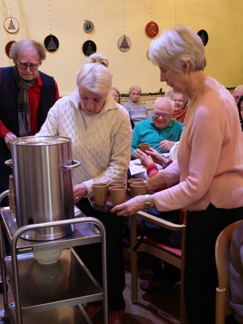 17. Dezember 2025: Ehrenamtskräfte schenken Glühwein aus