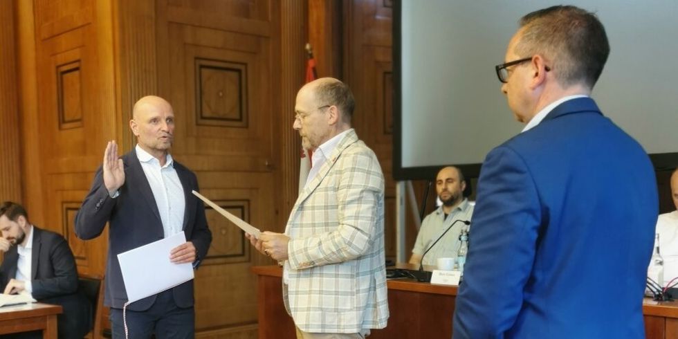 André Grammelsdorff wird als Bezirksstadtrat von BVV-Vorsteher Peter Groos vereidigt