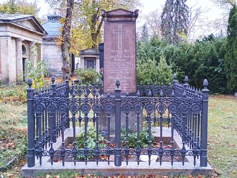 Grabanlage Hollmann vor und nach der Restaurierung (Bild: Landesdenkmalamt Berlin, Gesine Sturm)