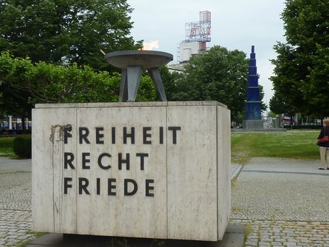 Mahnmal und Brunnen auf dem Theodor-Heuss-Platz, 12.6.2010, Foto: KHMM