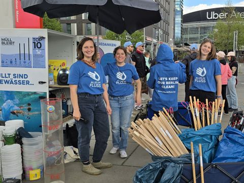 Das Projektteam unterstützt die Freiwilligen mit vielen HInweisen und Fakten und verteilt Hilfsmittel zum Sammeln von Kippen und Kronkorken (Bild: Sabine Böhnig)