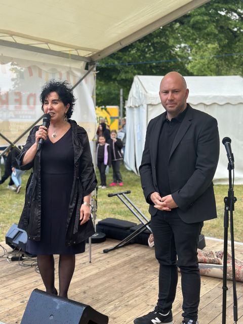 Bezirksbürgermeisterin Demirbüken-Wegner und Bezirksstadtrat Ewers haben das Fest eröffnet.