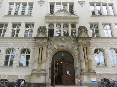 Haupteingang der vhs Tempelhof-Schöneberg